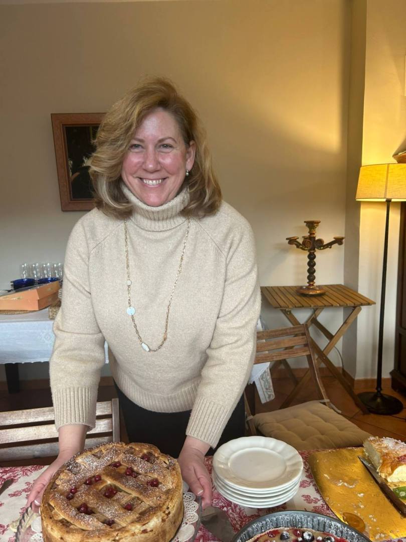 Photo: Amadora, CEO of Gospa Citrus and her Mondoñedo Cake by Gospa. Mondoñedo Cake by Gospa with Amadora